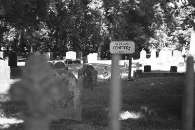 121001_lomo_af2_bwcn400_scotlandcemetery_120619