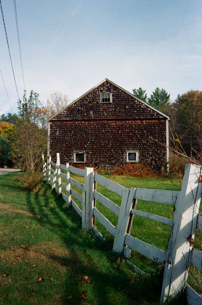 130408_lomo_s100ef_lomo400_fenceandbarn_130130