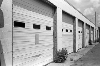 130527_lomo_trip_tmax400_garagedoors_120622