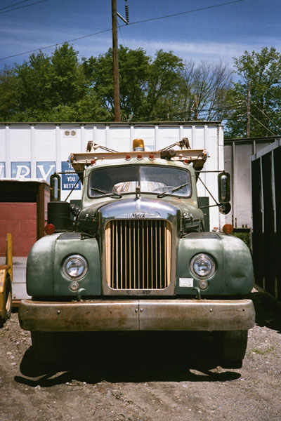 131230_lomo_xa2_superia400_macktruck_130610